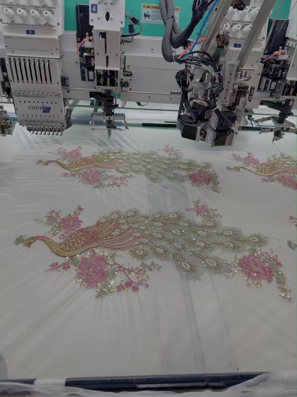 Production workshop detailed sewing process for yoga wear jackets and tees